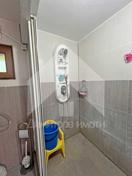 Продава еднофамилна, тухлена къща с 2 ДКА двор на 70 км от Варна.