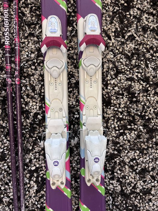 Ски, обувки, каска с визьор и щеки