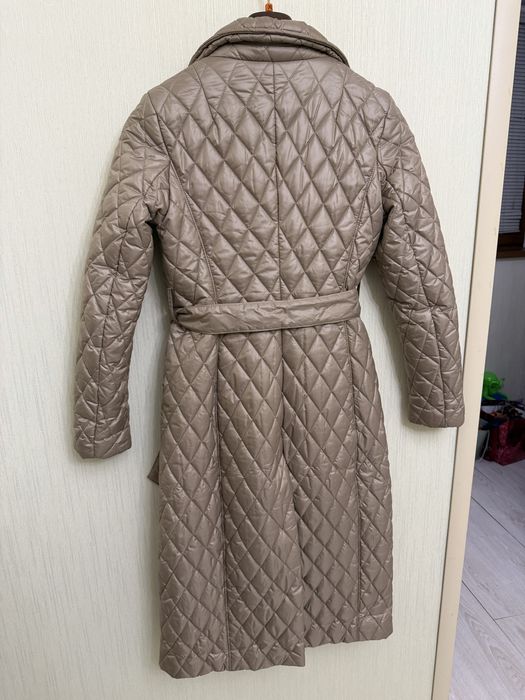 Модный плащ золотой стеганный