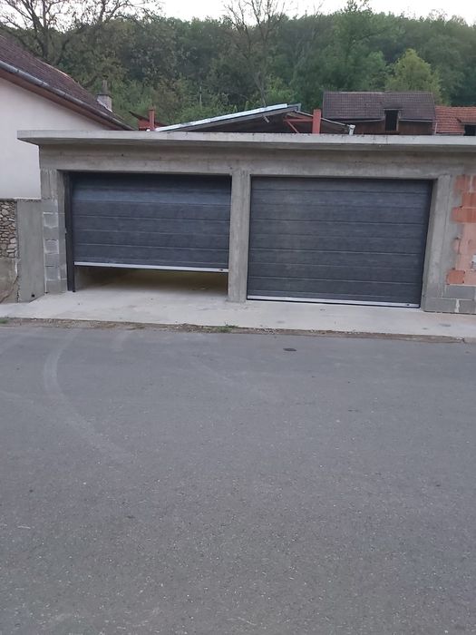 Poarta de garaj secționala