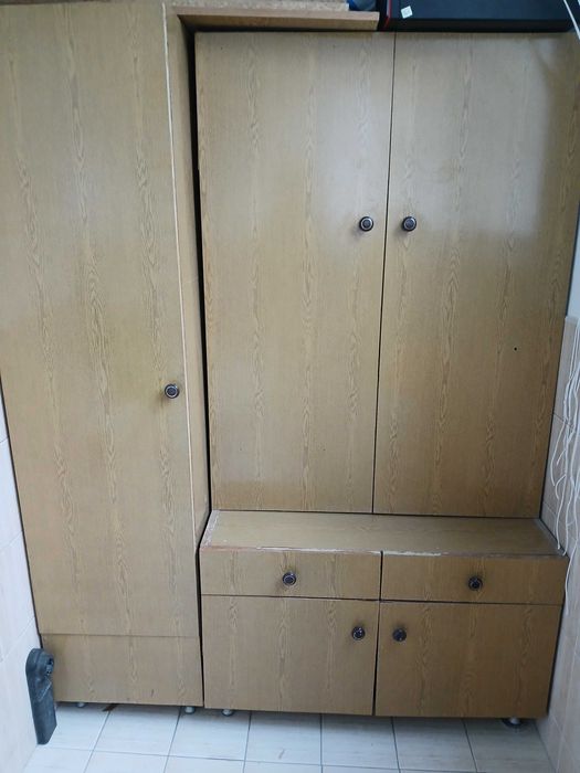 Шкаф употребяван ,но  запазен.