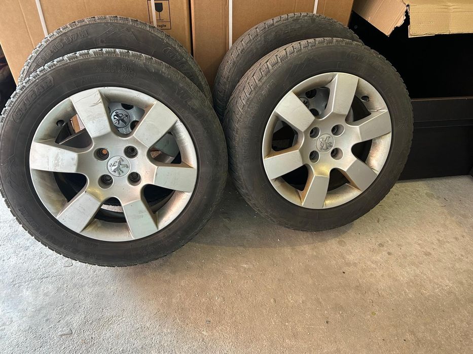 Vând jante aluminiu originale Peugeot pe 16 și anvelope de iarna  folosite 2 sezoane.