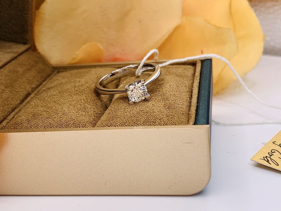 Роскошное золотое кольцо с крупным бриллиантом