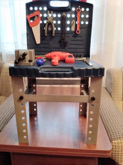 Продам набор слесарного инструмента для мальчика.