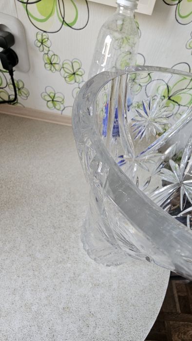 Продам хрустальную вазу