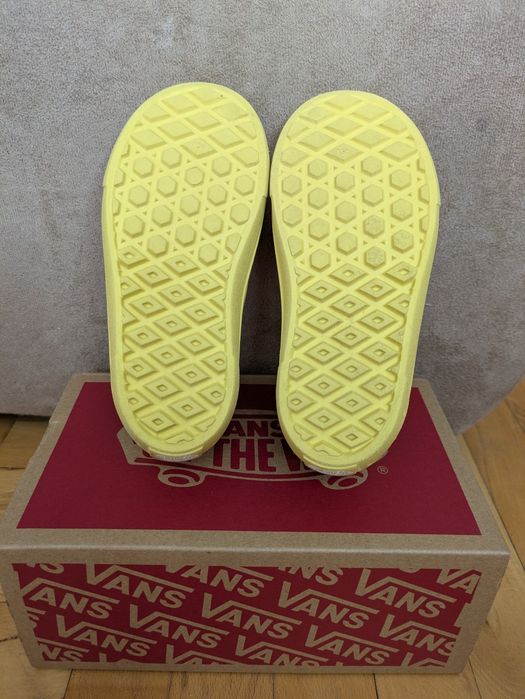 Гумени обувки Vans на дупки - 24.5