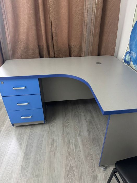 Стол.  ученически