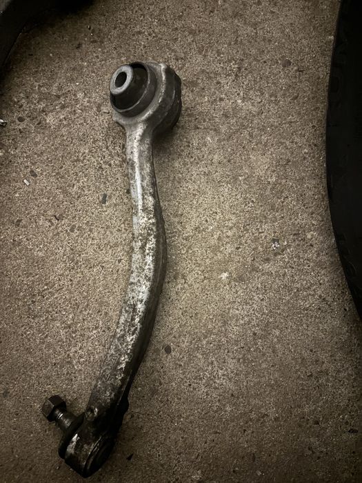 Два долни предни носача за Mercedes c класа w204