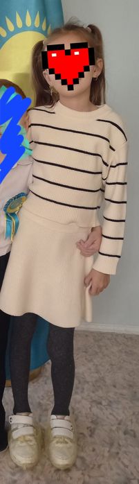 Продаю вязанный костюм на девочку