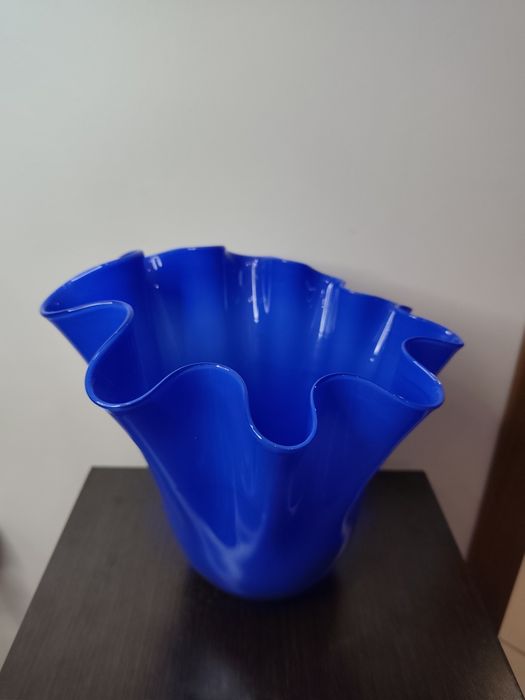 Декоративна стъклена ваза – синя, арт дизайн