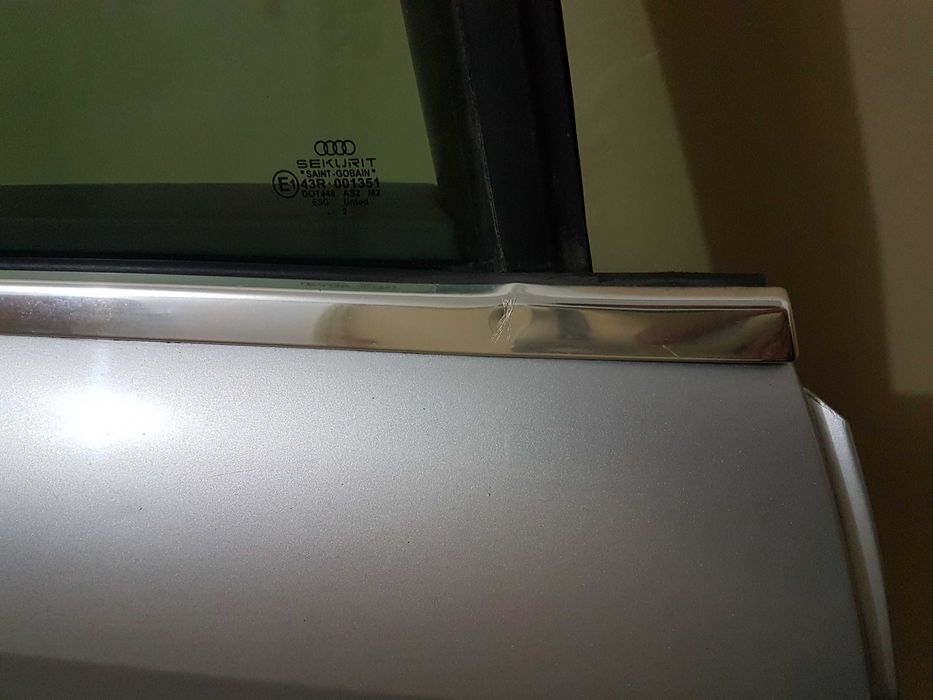 Ușă spate dreapta completă, Audi A4 B6 Sedan, 2001, culoare LY7W, in stare foarte buna, fara rugina, bandourile in stare perfecta