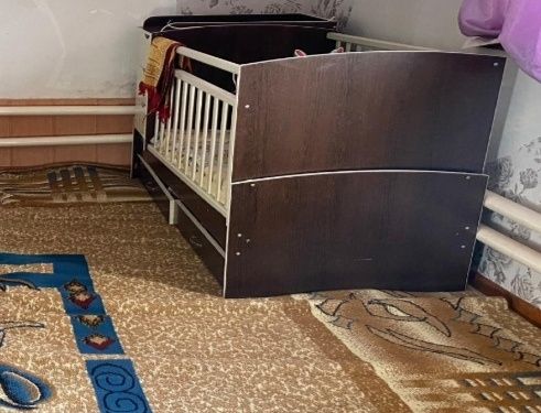 Детская кроватка и стулья