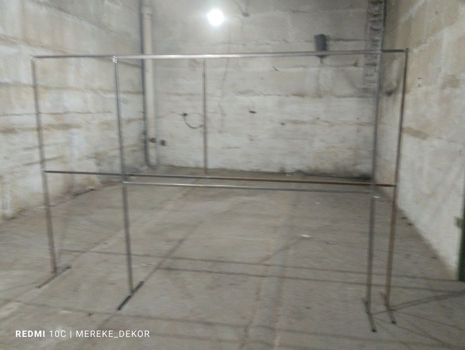 Стильная вешалка в ЛОФТ декоре.