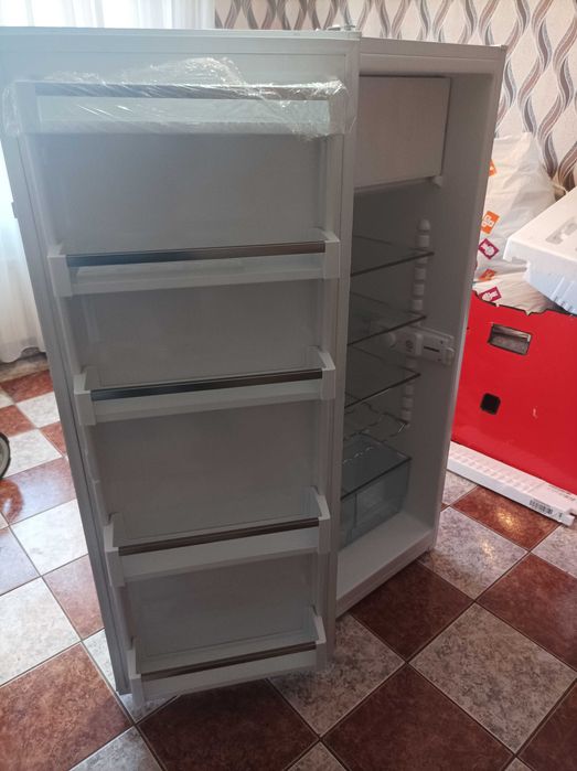 Продавам чисто НОВ хладилник LIEBHER - 10 години гаранция