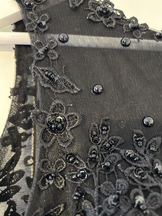 Стилна черна рокля от тюл и бродерия и паети