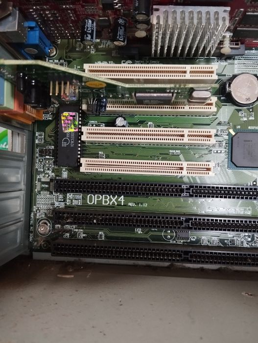 Unitate P III /700Mhz , OPBX4 cu SDRAM ,picioare rabatabile carcasă