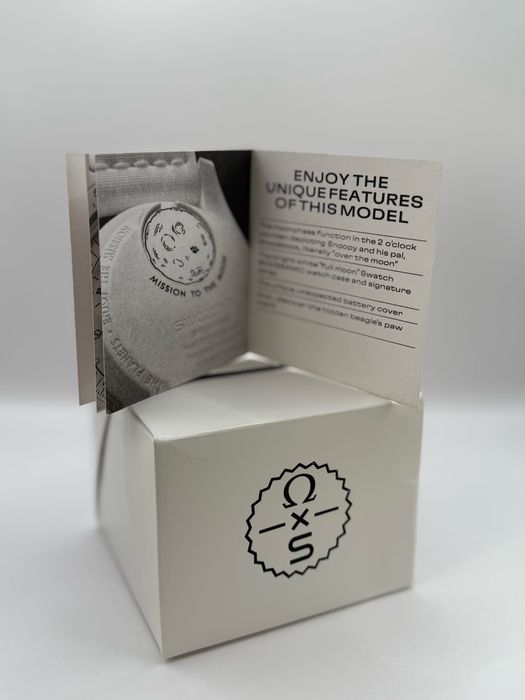 Bu saat Swatch x Omega “Mission to the Moonphase” (Snoopy)