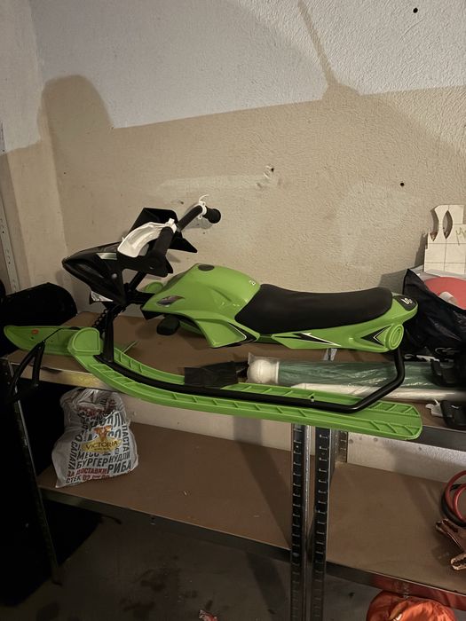 Шейна със спирачки и кормилно управление, зелена