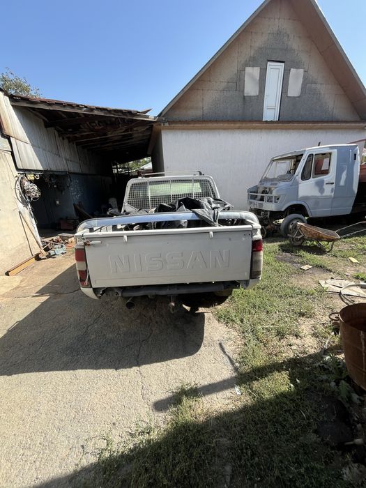 Nissan Пикап     .