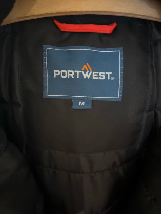 Haine de lucru noi la preț de second hand