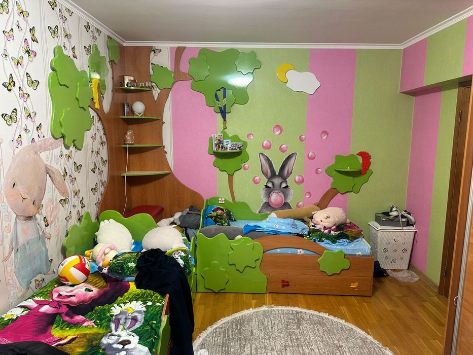 Детский гарнитур, 2 кровати, 2 стола, полки