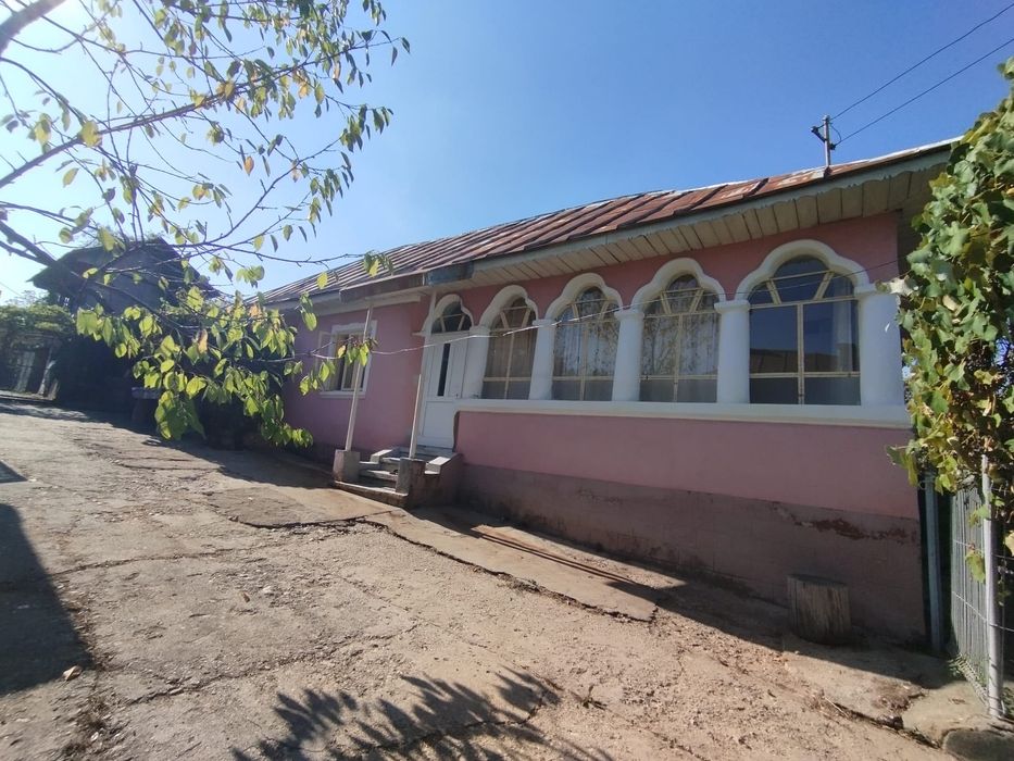Vand casa intr-un sat din jud Valcea