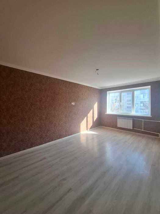 продам трехкомнатную квартиру