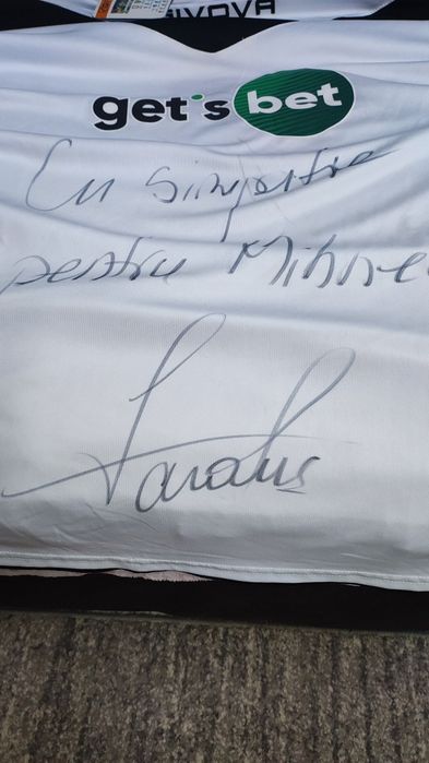 Vând tricou cu semnătura lui Lăcătuș