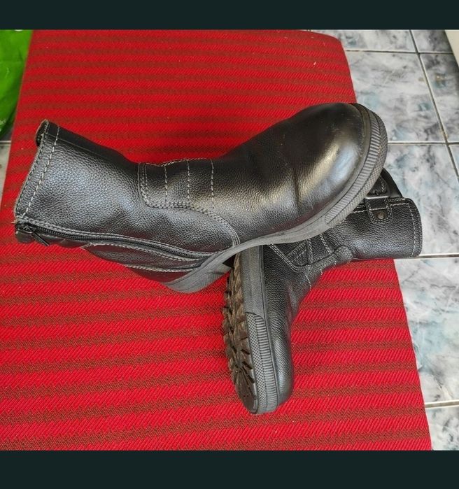 Bocanci din piele pentru bărbați numărul 42, foarte practici și rezistenți.