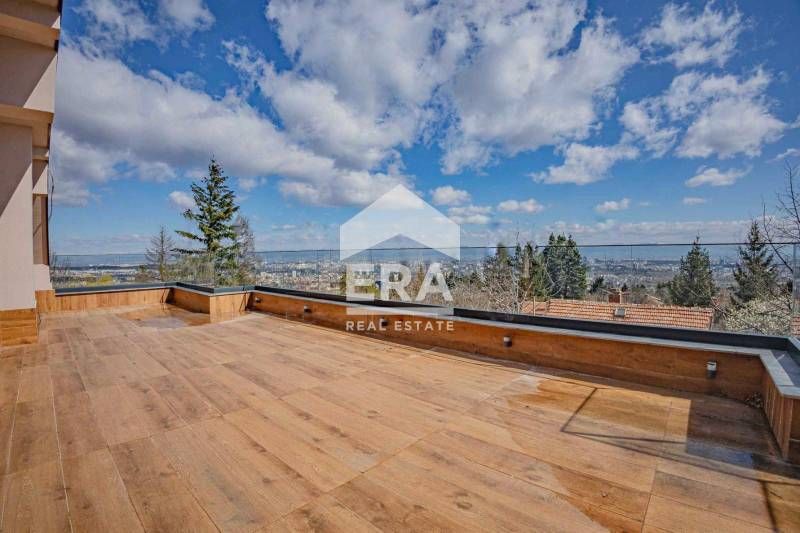 Самостоятелна къща под наем с красив двор и панорама към града в кв. "