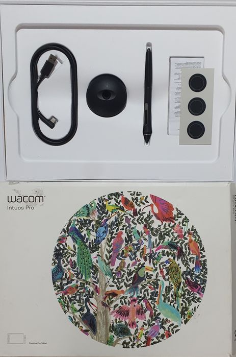 Tabletă Grafică Profesională Wacom Intuos Pro Medium M (PTH-660) Bluetooth & USB C - Pro Pen 2 - Pachet Complet Cutie