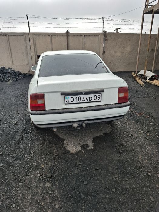 Продам МАШИНУ опель вектра 1989г