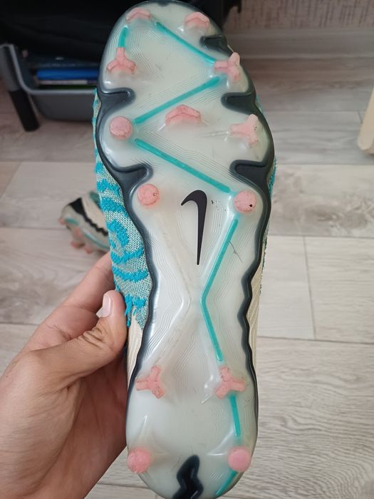 Прлодам футбольные бутсы