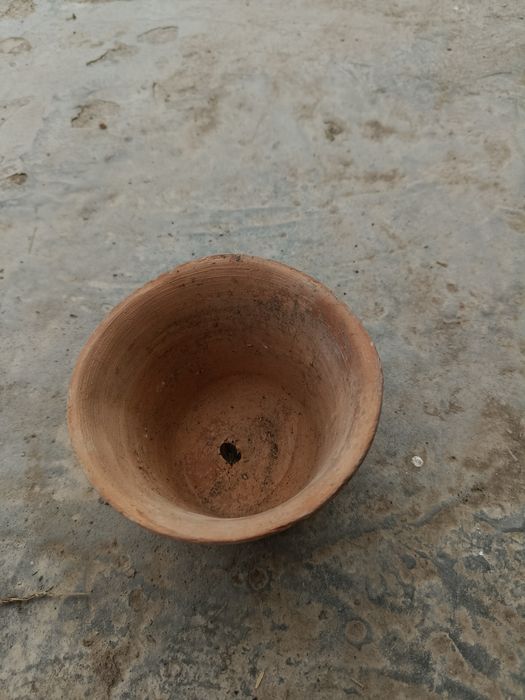 Gultuvak  горшок sotiladi,sopol tuvaklar 300 ta bor