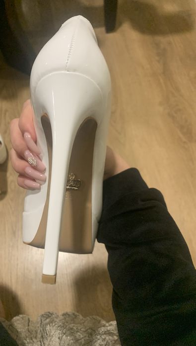 Бели лачени токчета