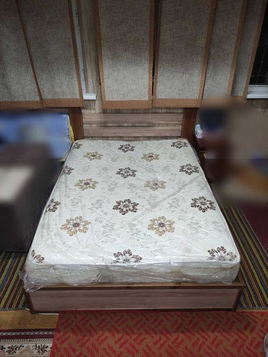 Двуспальная кровать+ матрас