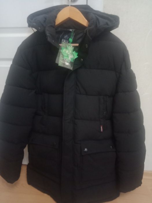 Продам зимнюю куртку пуховик с капюшоном размер в размер 54