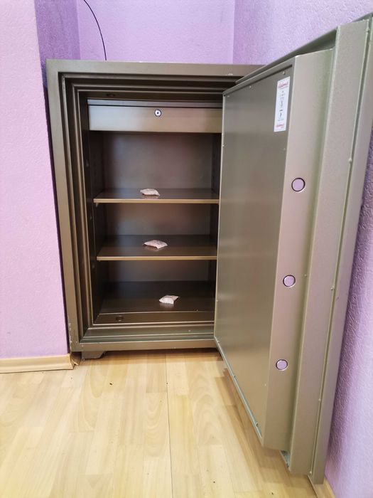 Продам сейф для офиса