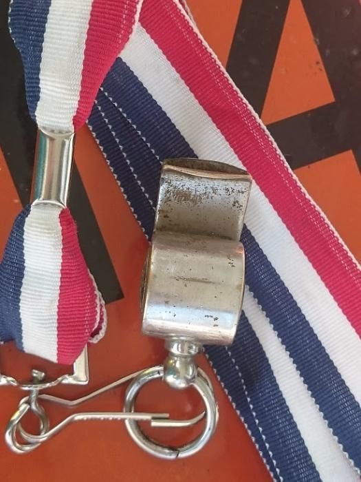 масивна бронзова съдийска свирка астория и балила италия мини с кюстек