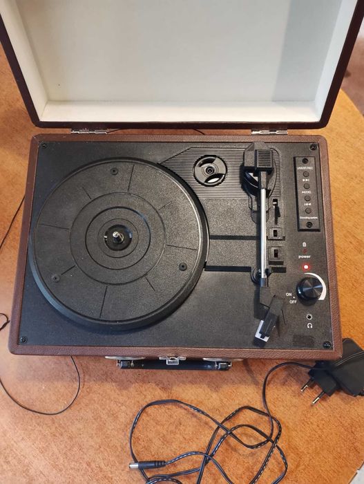 Грамофон, презапис от него на

флашка
, блутут.Изход към усилвател.