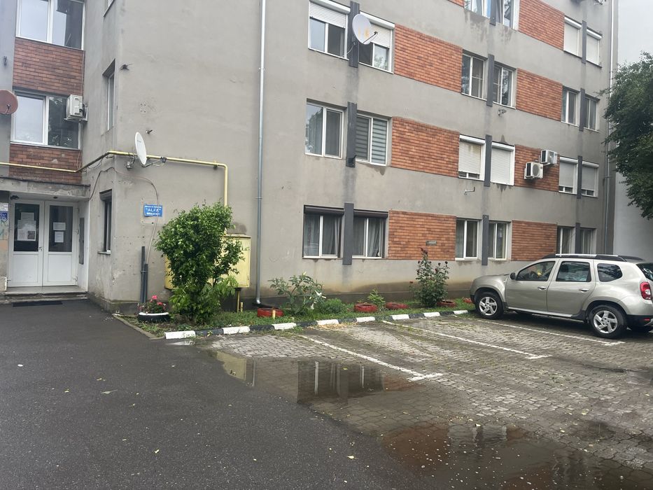 De închiriat apartament cu o camerā