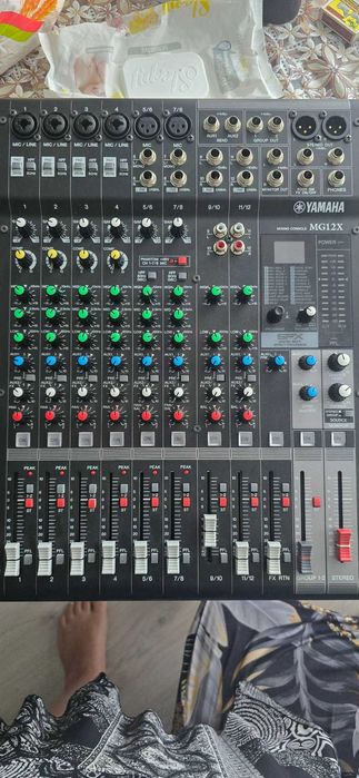 Yamaha MG12X Смесителен пулт