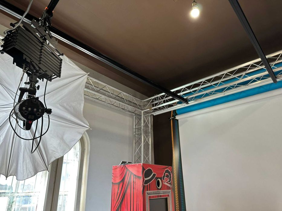 SCHELA PENTRU EXPOZITII,EVENIMENTE,STUDIO FOTO cu bare pentru pantografe,2 pantografe incluse,findaluri si suport