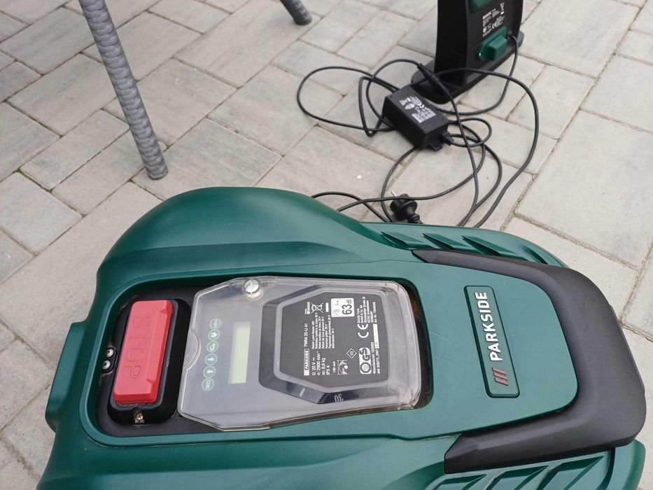 Robot tuns gazon pe acumulatori Parkside