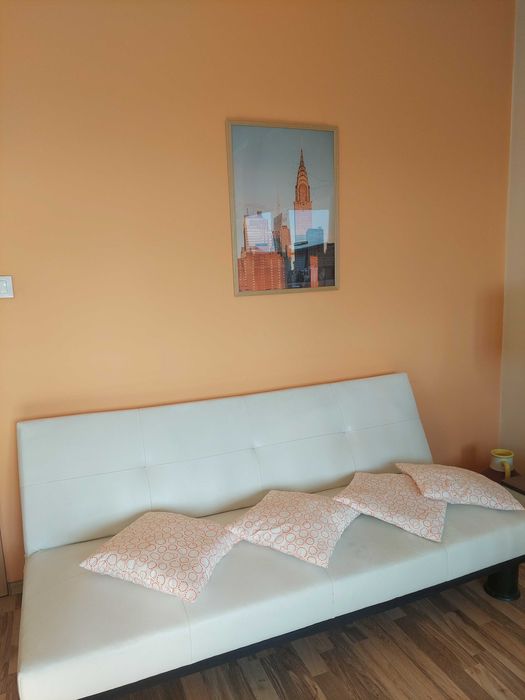 Разтегателен диван с бяла изкуствена кожа