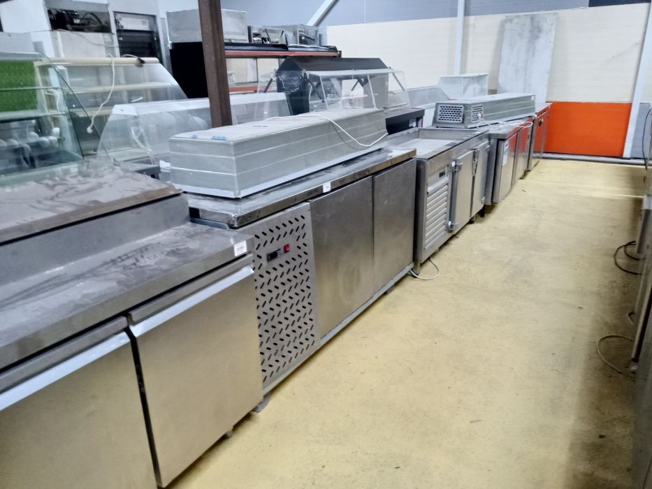 Стол холодильник, холодильник, плита,жарочный шкаф, оборудование,тесто