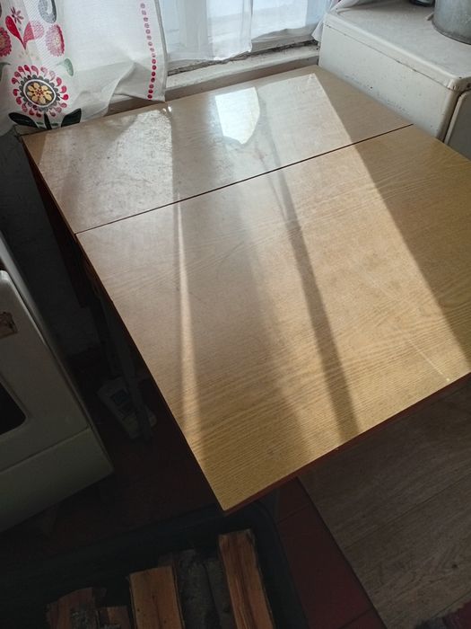 Продам стол книжку