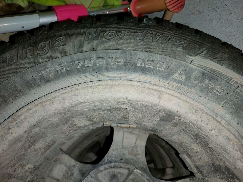 Зимнее шины (высок. протек, но без шипов) на Ваз 9ку продам или меняю