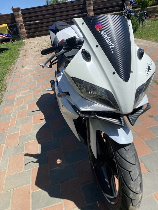 Vand yzf r125 2011 sau fac schimb