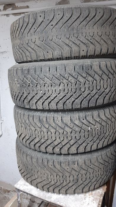 Продам комплект зимних шин .